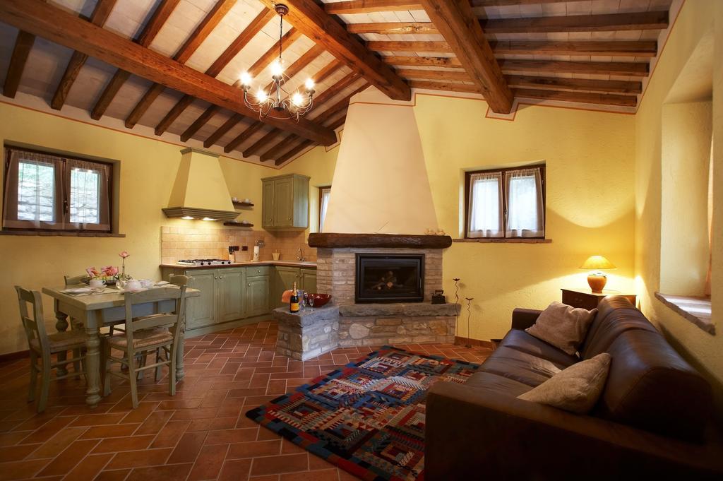 Casale Favilluta Guest House Petrignano Room photo